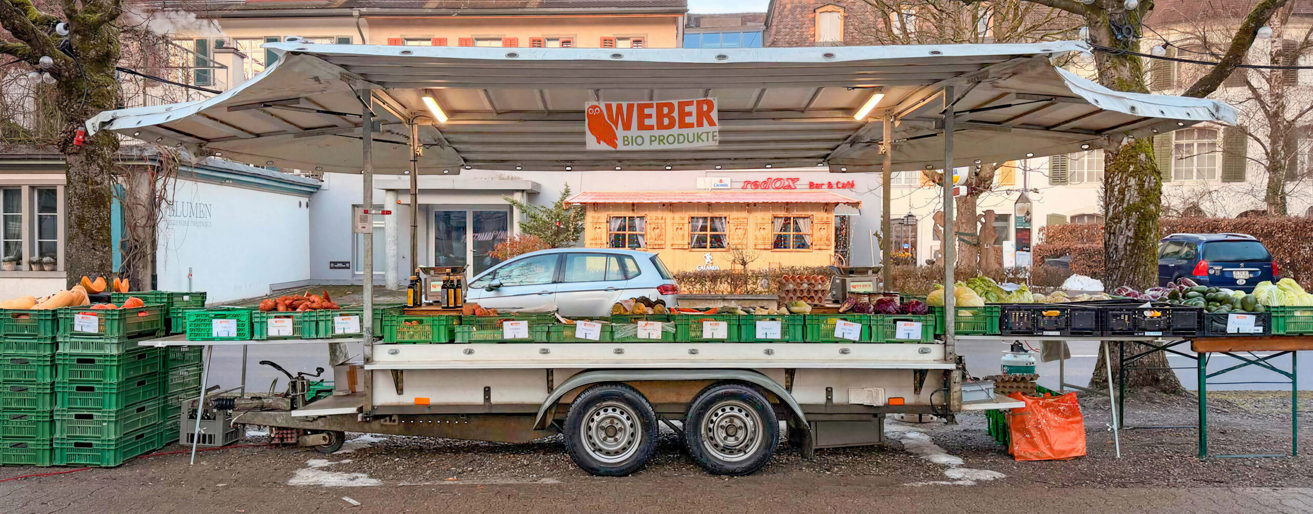 Gemüsestand mit Bio-Produkten auf einem Marktstand